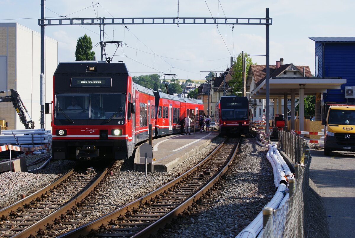 ASm BTI Aare Seeland mobil AG Biel-Täuffelen-Ins-Bahn: GTW 513 + 512 ( Langzug ), Zug 7109 Täuffelen-Biel, und GTW 507 ( Kurzzug ), Zug 8112 Biel-Täuffelen, Nidau, 19. Juni 2023. Der Mittelbahnsteig wird abgebrochen und ersetzt werden durch zwei Aussenperrons. Eine Bahnsteigüberdachung steht bereits.