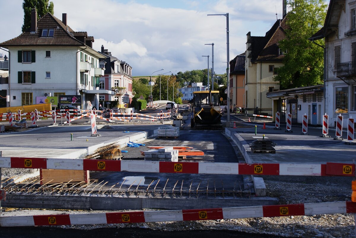 ASm BTI Aare Seeland mobil AG Biel-Täuffelen-Ins-Bahn: Neubau des Niveauüberganges Hauptstrasse, Kreisel vor Einbau der Gleise, Nidau, 6. August 2023.