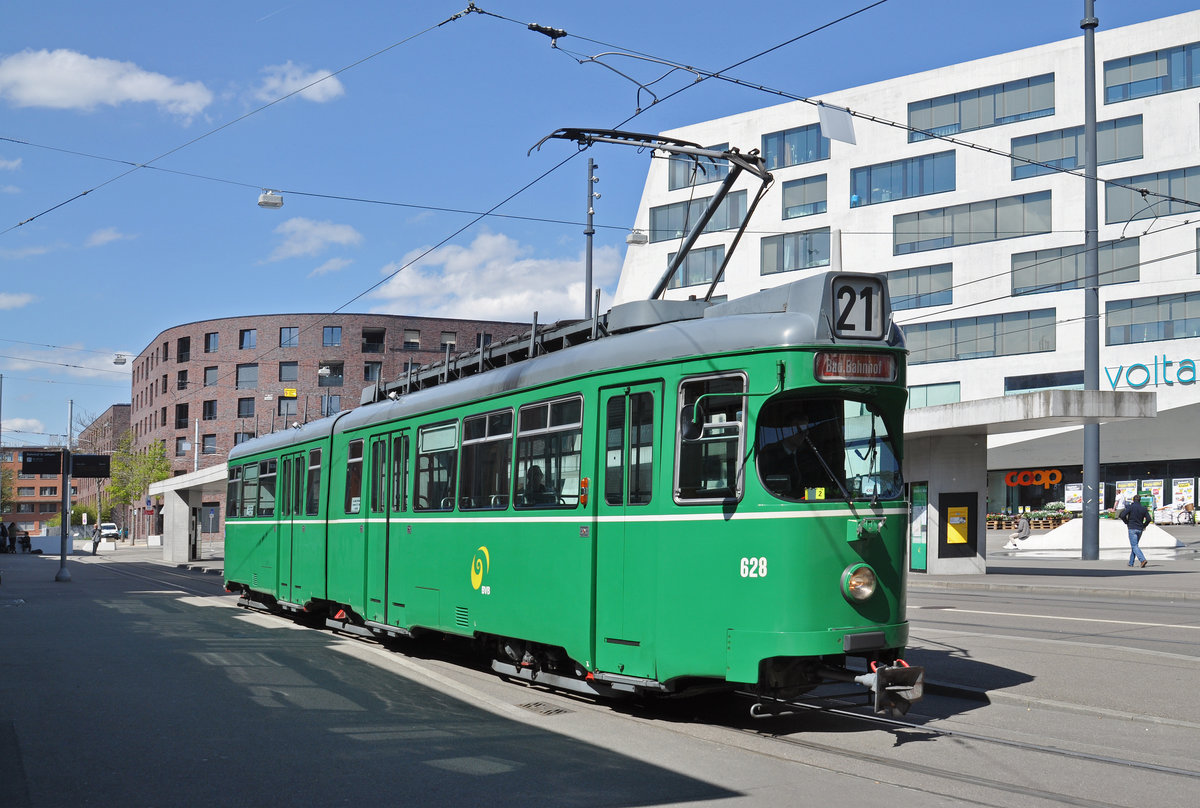 Auch für die beiden in Basel verbliebenen Düwag ist am 29.04.2016 der letzte Tag, an dem sie Kursmässig eingesetzt wurden. Sie drehen die letzten Runden auf der Linie 21. Hier verlässt der Be 4/6 628 zur Endstation beim Bahnhof St. Johann.