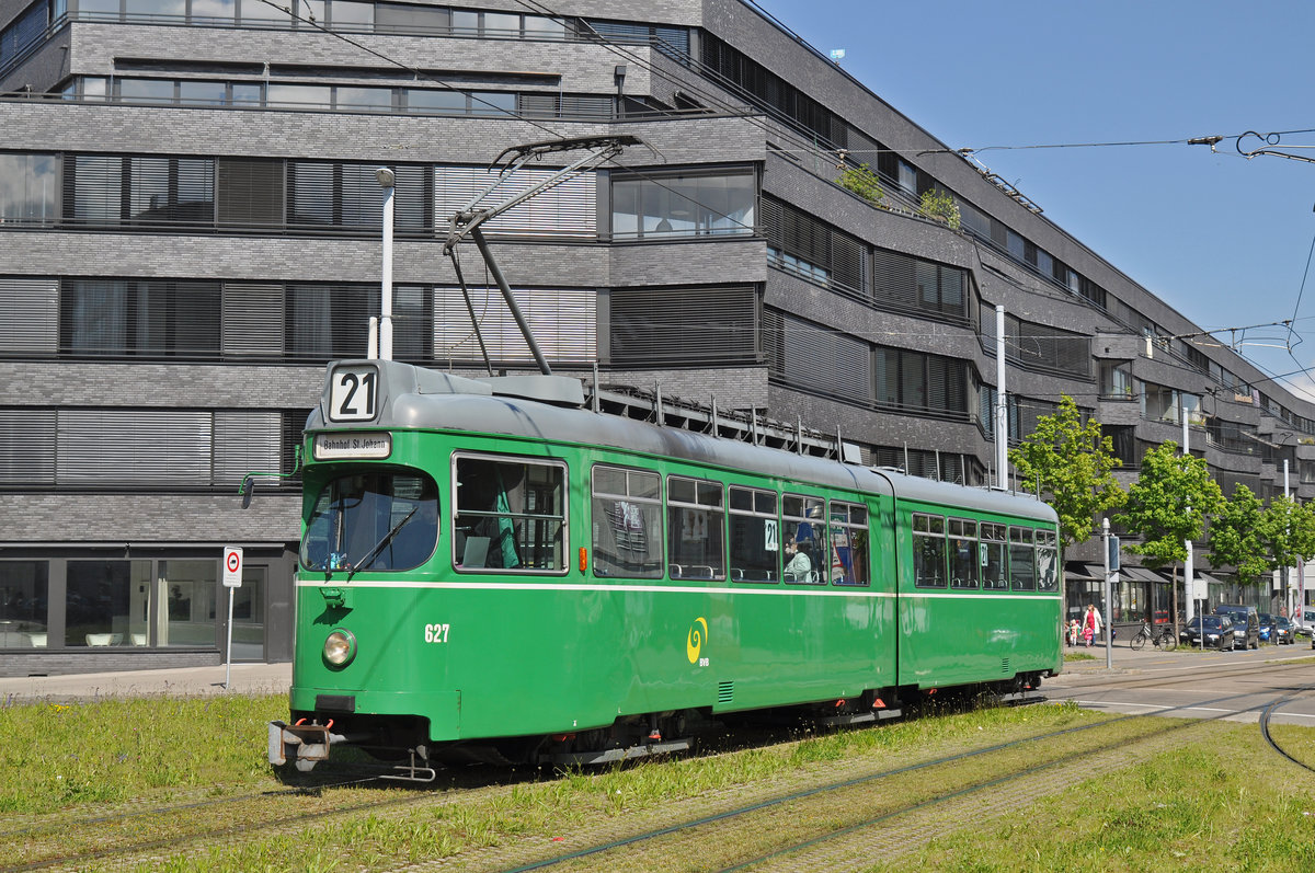 Auch für die beiden in Basel verbliebenen Düwag ist am 29.04.2016 der letzte Tag, an dem sie Kursmässig eingesetzt wurden. Sie drehen die letzten Runden auf der Linie 21. Hier fährt der Be 4/6 627 vom Lothringerplatz zur Endstation beim Bahnhof St. Johann.