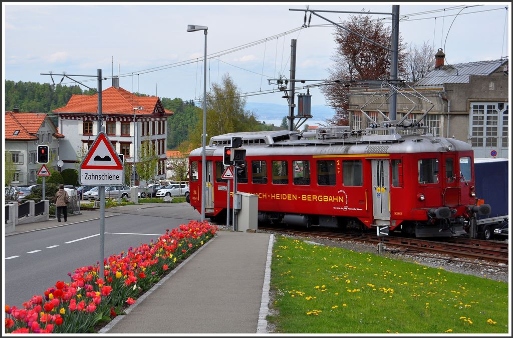 Auch in Heiden ist jetzt Frühling eingekehrt und die Tulpen strahlen mit dem ABDeh 2/4 24 um die Wette. (30.04.2015)