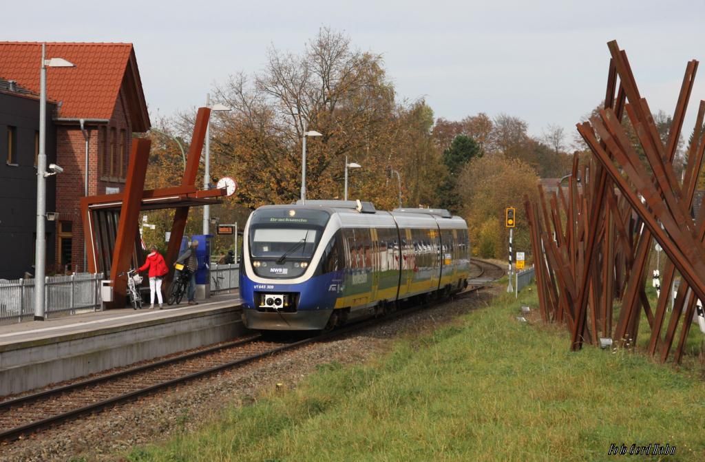 Auch Osnabrück hat einen  Künstlerbahnhof . Es ist aber nur ein eingleisiger Haltepunkt im Stadtteil Sutthausen. Dort hat der Künstler Volker Trieb mit alten Gleisstücken eine besondere Szenerie für den  Haller Willem , der hier verkehrt, geschaffen. Am 9.11.2014 hielt VT 643309 der Nord West Bahn auf dem Weg nach Brackwede in diesem  Bahnhof .