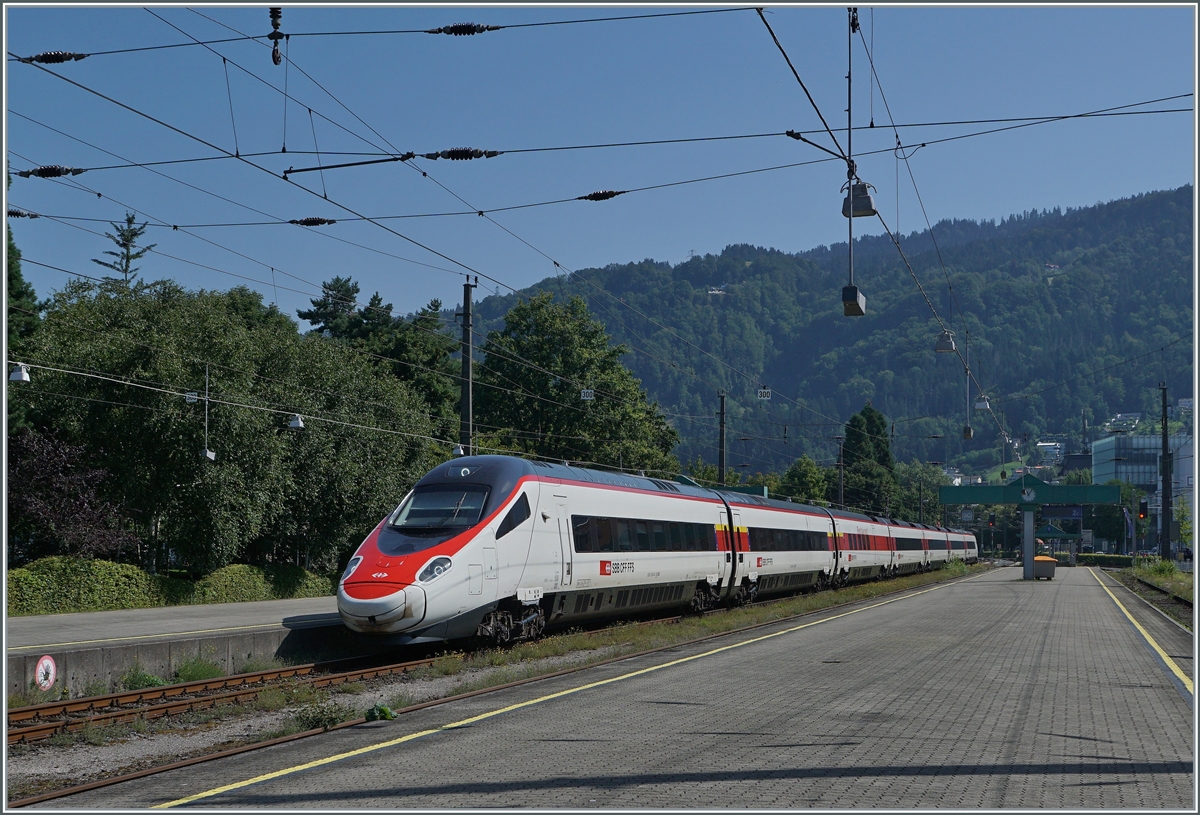 Auch die SBB passten ihre ETR 610 den SBB Farbschema an und bestellten weitere  schraubengleiche  ETR 610, die dann als RABe 503 zur SBB kamen. Das Bild zeigt einen SBB RABe 503 als EC von München nach Zürich bei der Ankunft in Bregenz.

14. August 2021

