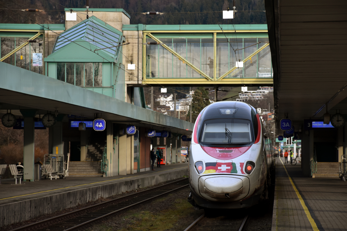 Auch wenn der  Johann Wolfgang  äußerlich schon etwas abgenutzt aussieht - für mich sind diese Züge neu, und sie in Bregenz im Planbetrieb zu sehen ist für Vorarlberger nicht uninteressant. RABe 503 022 verlässt am 29.12.2020 Bregenz auf seiner Fahrt nach München.