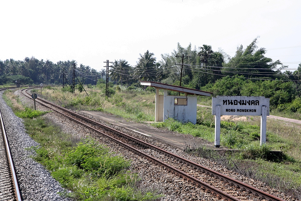 Auch wenn die neue Nong Mongkhon Station am 08.Dezember 2023 noch eine Baustelle war, so wurden dort die neuen Bahnsteige schon benutzt, sodass in der alten Nong Mongkhon Station keine Züge mehr hielten.