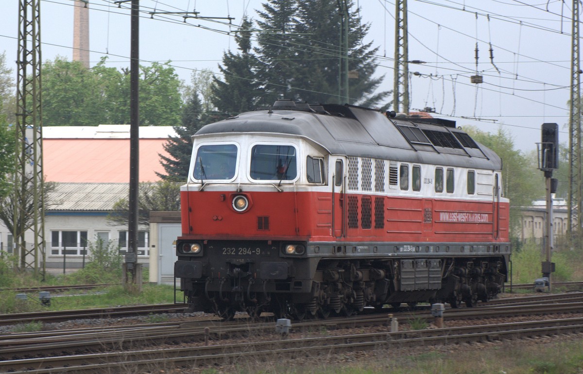 Auf die 01  wartend kann man natürlich auch mal eine Ludmilla ablichten.232 294 - 9 
in Coswig. 12.04.2014  10:11 Uhr