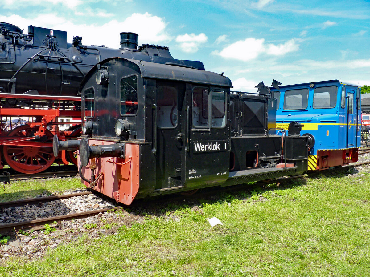 Auf allen hier abgebildeten Aufnahmen beim TEV Weimar ist diese Kleinlok der DR mit ihrer Nummer 100 886 beschriftet. Am 19.05.2012 war neben der Führestandstür  Werklok  zu lesen.