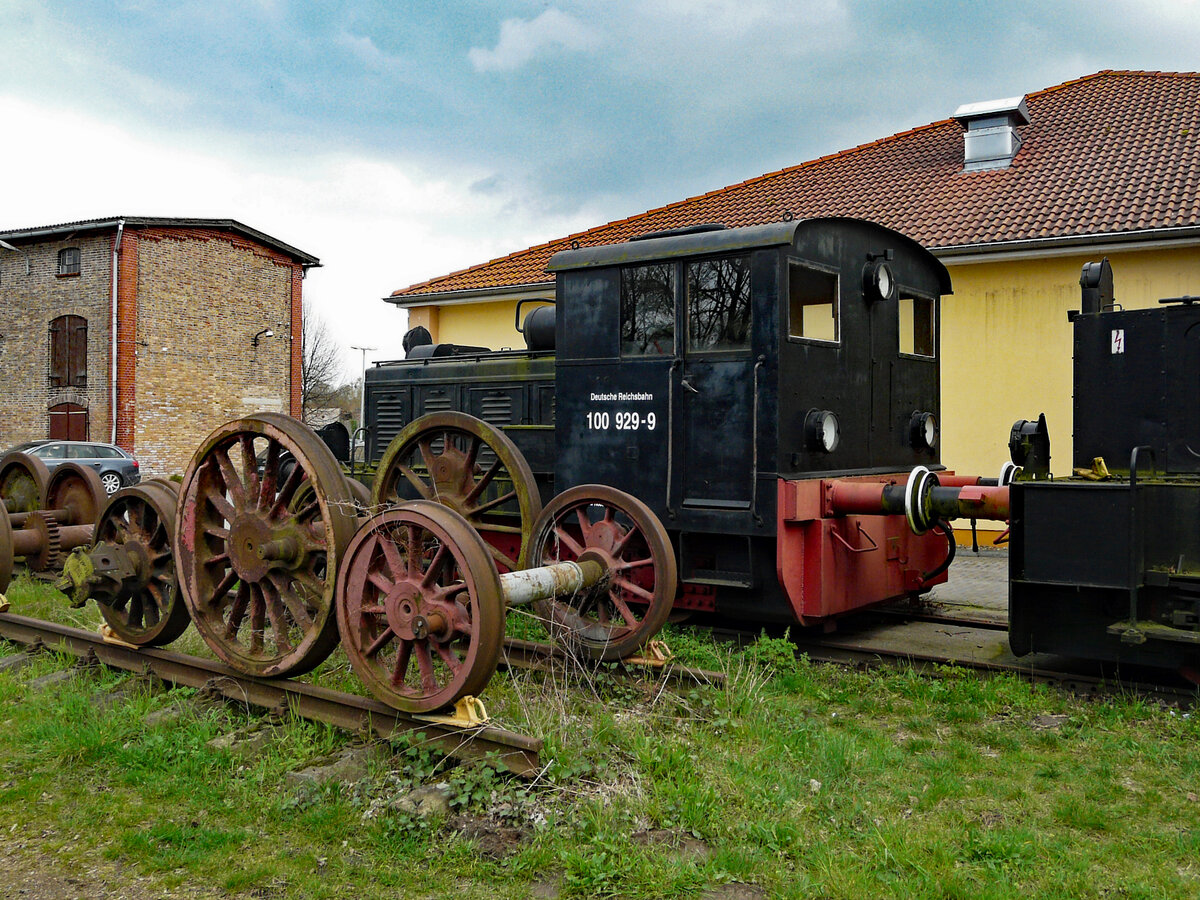 Auf dem Gelände des Eisenbahnvereins  Hei Na Ganzlin w. V.  im Röbel Steht am 25.04.2008 die mit wieder mit ihrer DR-Nummer bezeichnete Kleinlok 100 929.