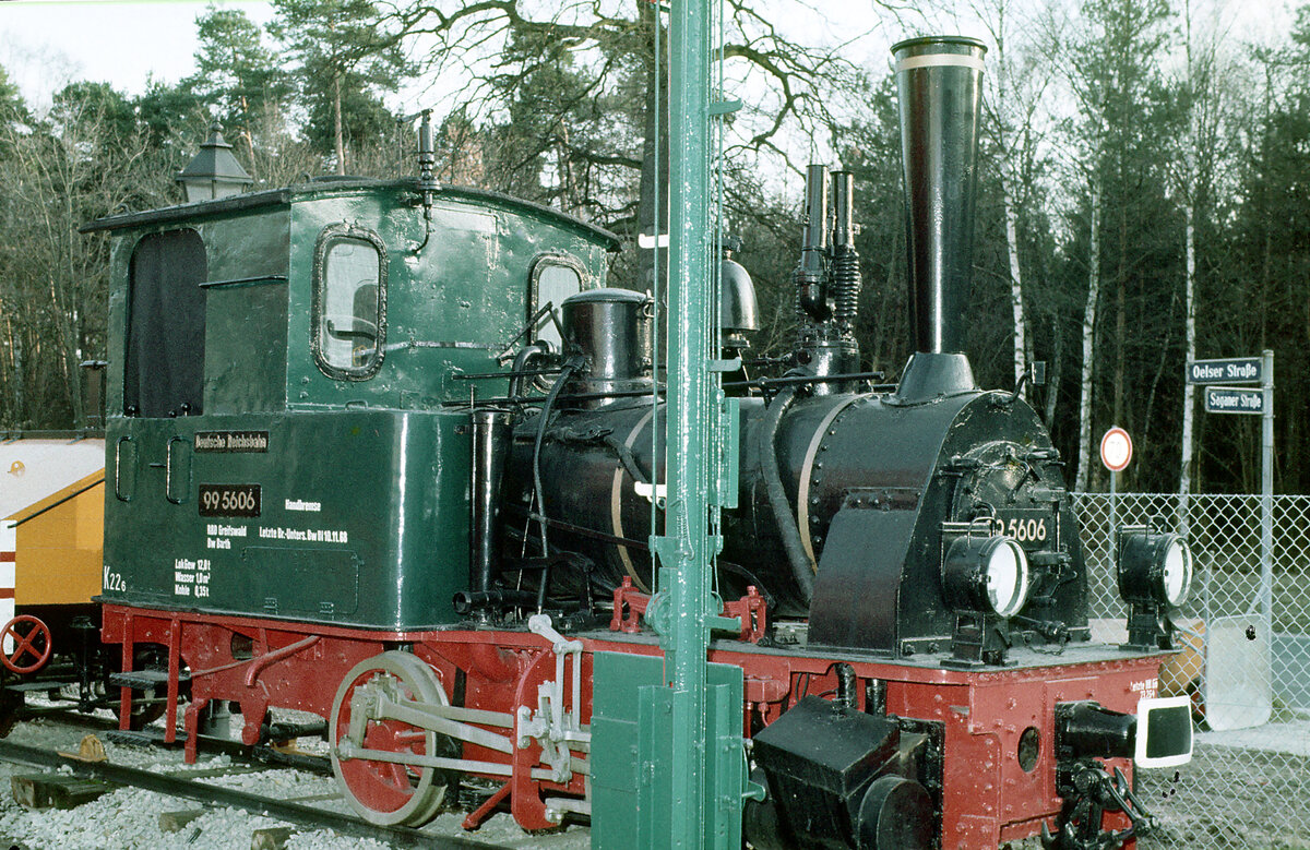 Auf dem Gelände der Firma Lehmann Gartenbahn in Nürnberg-Langwasser stand am 22.07.1982 die 99 5606. Die Lok wurde 1894 bei der Vulcan Stettin gebaut und war zunächst bei den Franzburger Kleinbahnen und später - bis 1949 - bei den Pommerschen Landesbahnen Stettin in Betrieb. Von 1949 bis 1970 gehörte sie der DR, bevor sie die LGB Nürnberg übernahm.