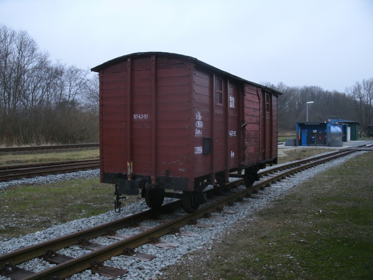 Auf dem Putbuser Tankgleis stand,am 11.Januar 2014,der Gw 97-42-51.