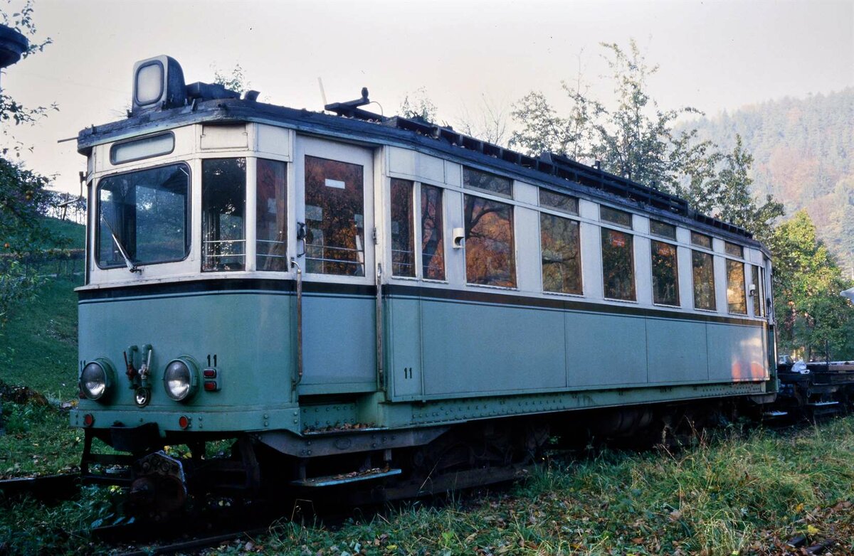 Auf diesem Foto war TW 11 der früheren Überlandstraßenbahn Esslingen-Nellingen-Denkendorf sich selbst überlassen, er befand sich auf dem Areal des Bahnhofs Schönau. Hierher führte von Neckarsteinach aus eine DB-Bahnstrecke. Auf dieser Strecke sollten einst historische Fahrzeuge wie dieses fahren. Das Foto entstand im Herbst 1985.  