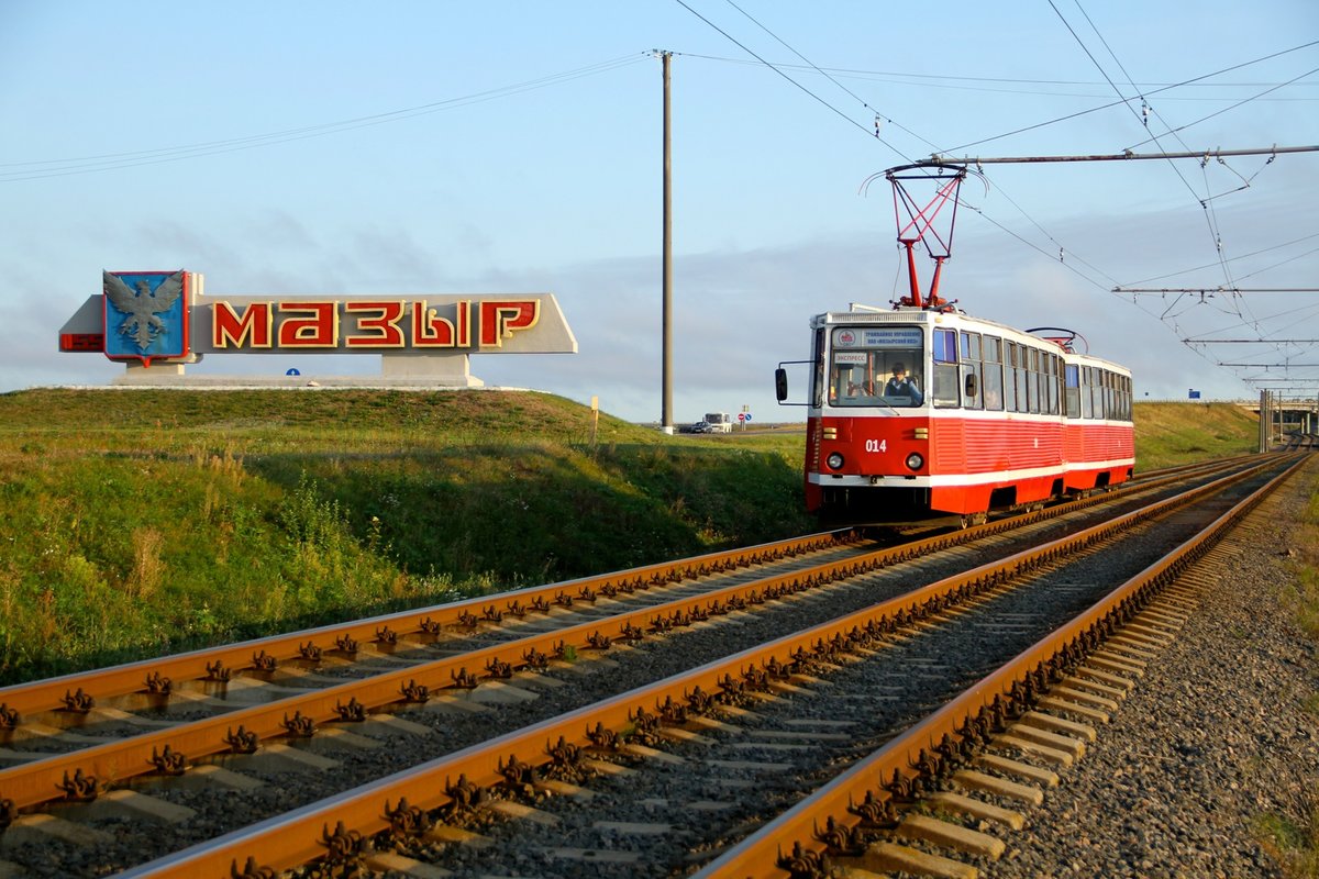 Auf der Durchreise in Weißrussland, war die Tram von Maysr ein Highlight. Von der Stadt werden die Arbeiter in die Raffinerie ca 15 km südlich gebracht. Schon recht früh muss man an der Strecke sein, den ab Schichtbeginn fährt dann keine Tram mehr. Am Abend gehts dann wieder retour. Erlebt am 5.09.16.