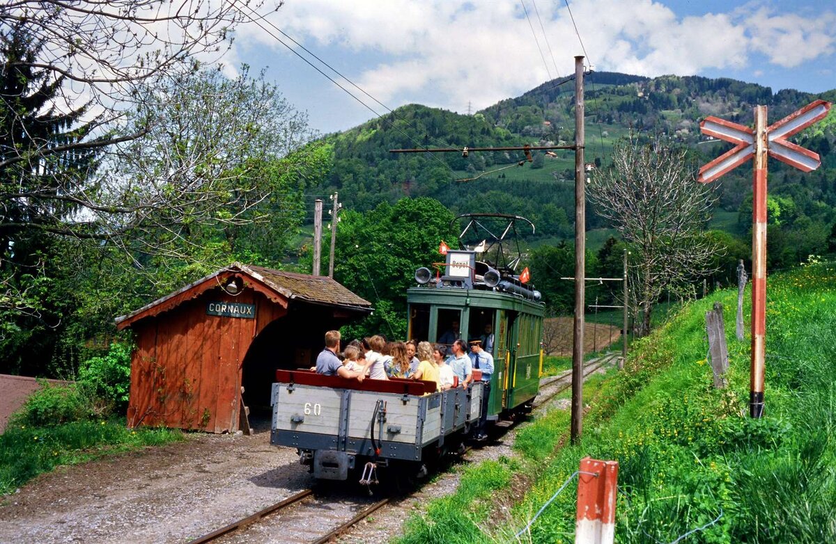 Auf der Museumsbahn Blonay-Chamby war am 18.05.1986 ein Straßenbahnzug unterwegs (TW 182 plus Wagen).