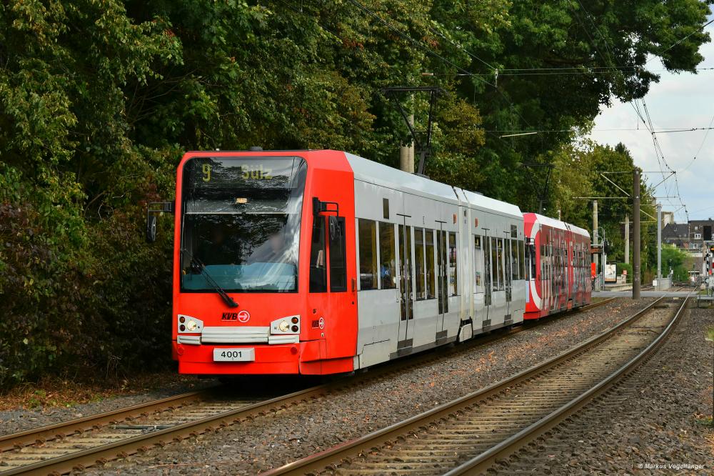 Auf den Tag genau vor 24 Jahren begann in Köln das Niederflur-Zeitalter. Am 23.09.1995 wurden die Niederflurfahrzeuge 4001 und 4002 zwischen Neumarkt und dem Aachener Weiher auf Schnupper-Fahrten der Öffentlichkeit vorgestellt.
Genau 24 Jahre später versieht 4001 heute (23.09.2019) seinen Dienst auf der Linie 9. Hier zu sehen auf dem Weg nach Sülz in Ostheim.