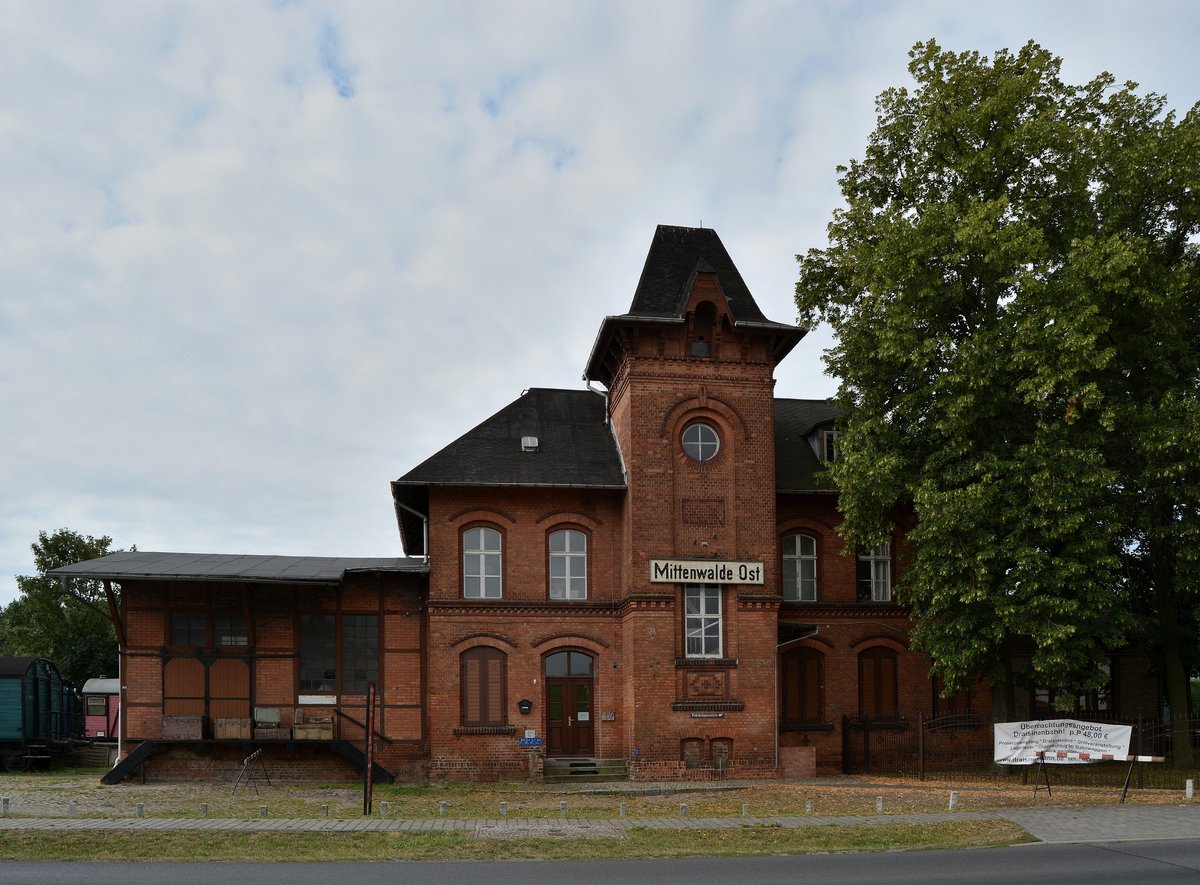 Auf den Weg nach Zossen fiel mir dieses Bahnhofsgebäude ins Auge. Hierbei handelt es sich um ein Museum mit Draisinenstrecke und Übernachtungen in Waggons. DIe Strecke ist seit 1974 stillgelegt.

Mittenwalde Ost 20.07.2016