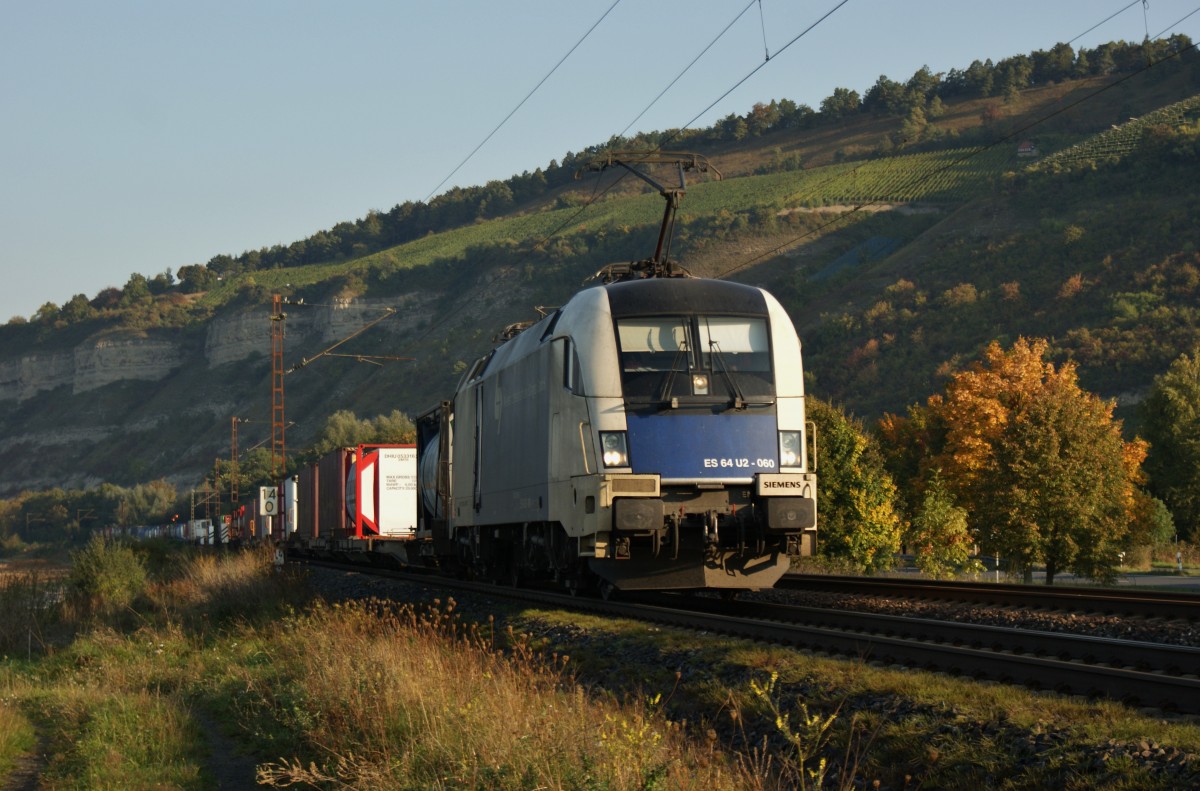 Aufgenommen am 02.10.13 die ES 64-U2-060 (182 560 ex ES 64-U2-048)mit einen gemischten Gterzug.