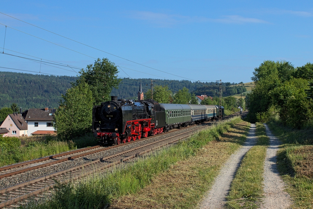 Aufgrund von Bauarbeiten zwischen Aschaffenburg und Würzburg musste der Sonderzug der historischen Eisenbahn Frankfurt nach Schweinfurt mit 01 118 über das Sinntal umgeleitet werden. Am Morgen des 4.6.2015 kam er durch Obersinn