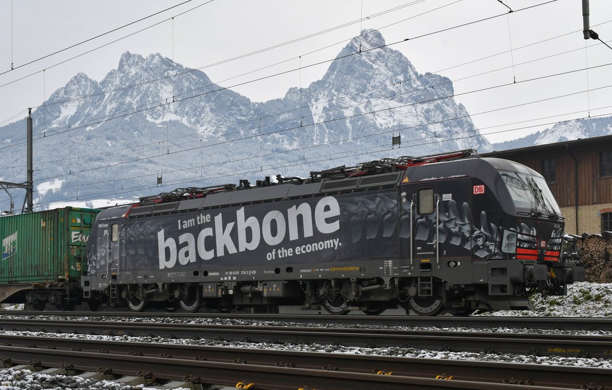 Aufgrund des hohen Schneeaufkommens im Süden der Schweiz und in Italien kam zeitweise der Güterverkehr zum Erliegen. Dies führte zu diversen abgestellten Güterzügen auf der Alpennordseite wie hier 193 318 samt Zug abgestellt in Schwyz,  bewacht  von den beiden Mythen, aufgenommen am 05.12.2020.