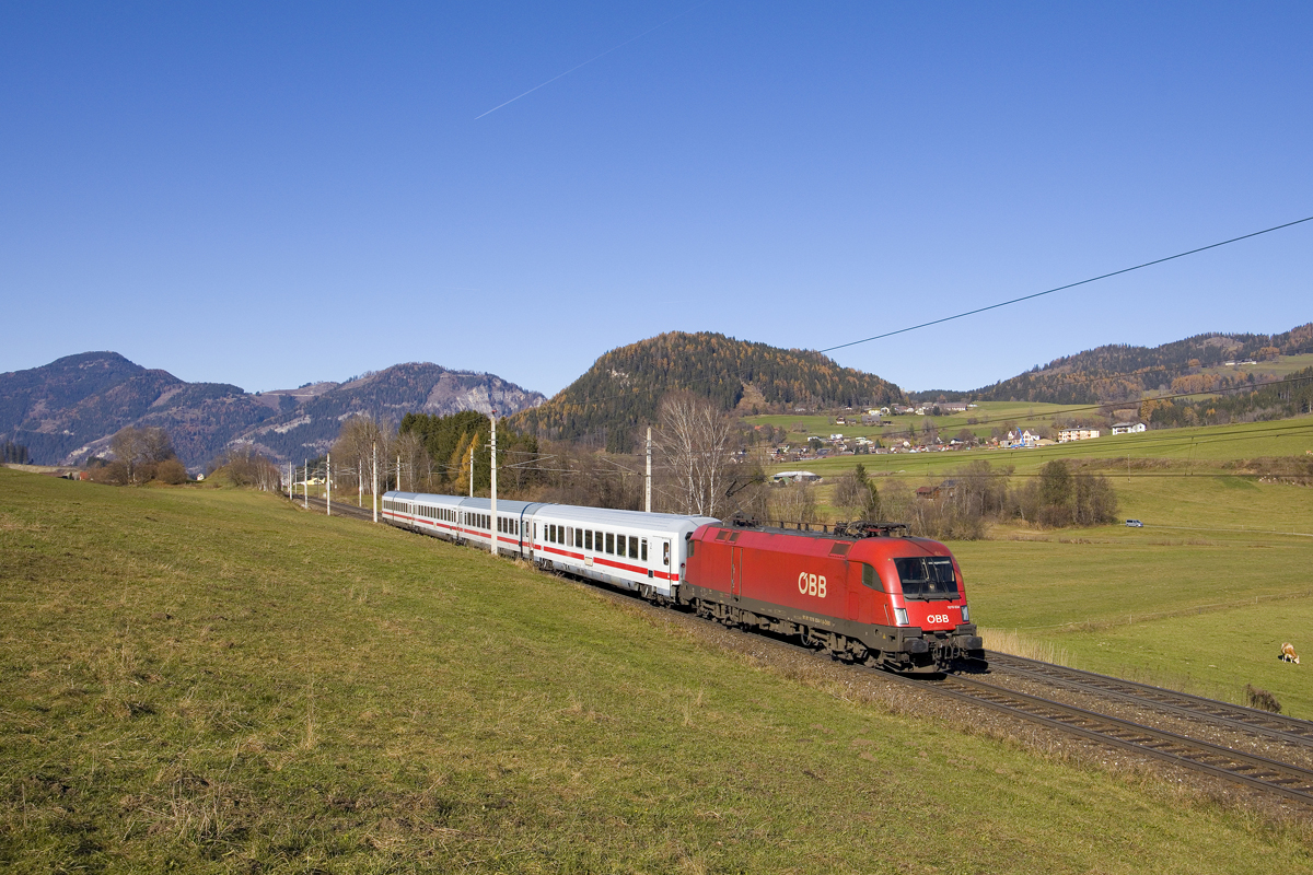 Aufgrund des starken Fahrgastaufkommen werden am Wochenende üblicherweise mehrere  Verstärkerzuge  zwischen Wien und Villach in Verkehr gesetzt. Am 10. November 2024 war 1016 034 mit dem D 17879 (Wien Hbf. - Villach Hbf.) unterwegs und konnte bei Mariahof - St. Lambrecht fotografiert werden. 