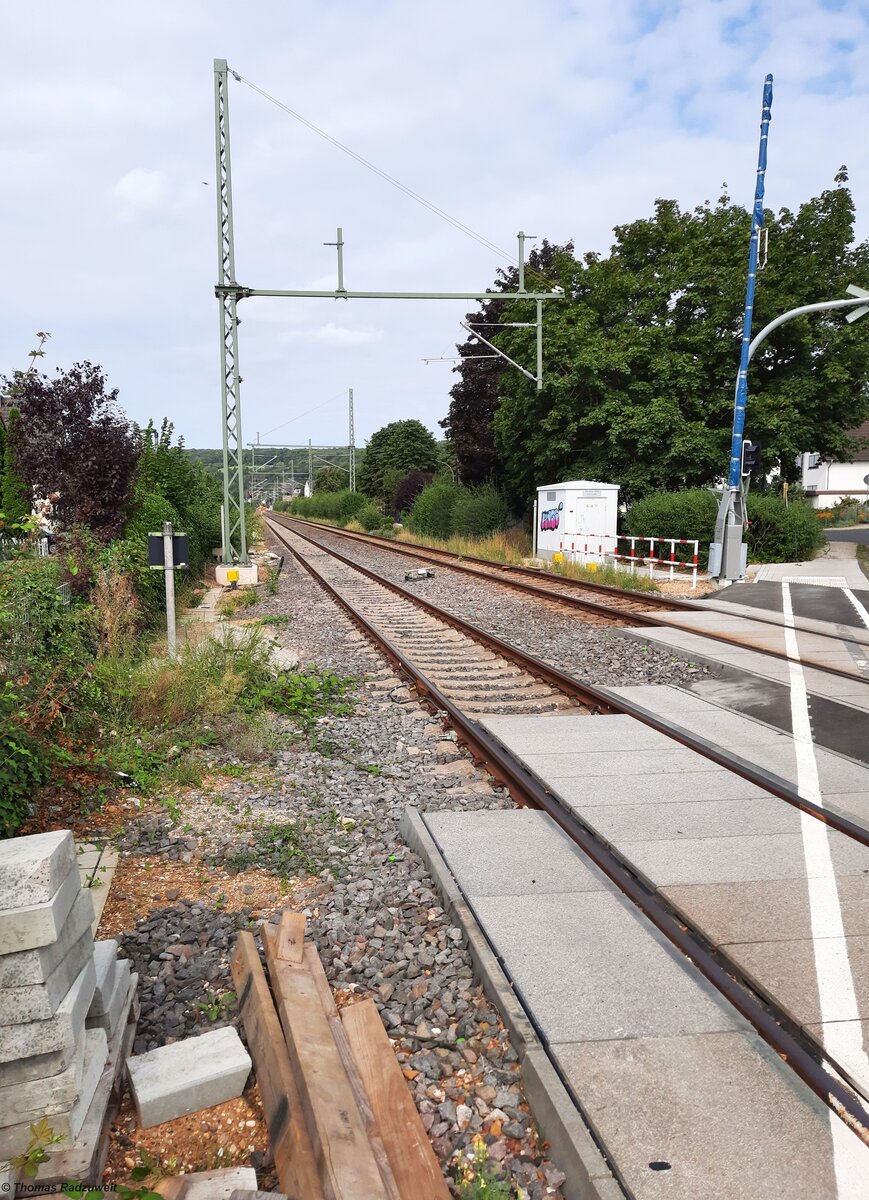 Aufnahme vom 9.August 2024 von der Ahrtalbahn kurz vor Bad Bodendorf, dem ersten Bahnhof nach Remagen. Die Strecke wird vorerst bis Walporzheim saniert, modernisiert und elektrifiziert.