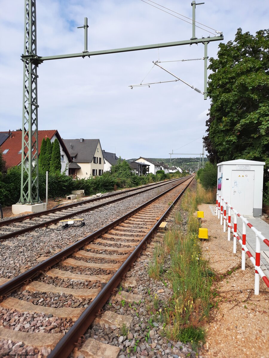 Aufnahme vom 9.August 2024: Die Ahrtalstrecke kurz vor Bad Bodendorf. Die Elektrifizierung, Sanierung und Modernisierung ist sichtbar. Bei meiner kleinen Fototour sah ich keine Formsignale mehr, nur noch moderne Lichtsignale.