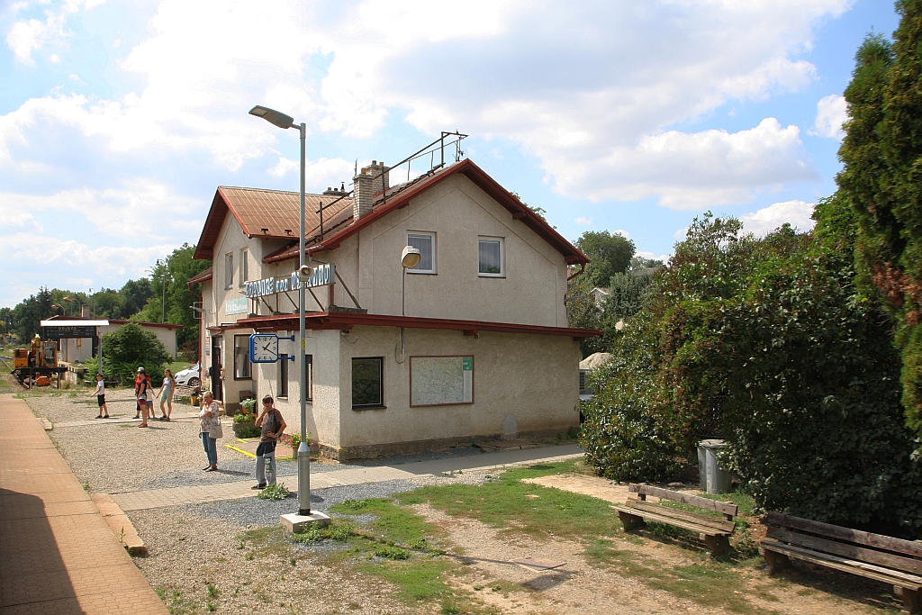 Aufnahmsgebäude des Bahnhof Kralice nad Oslavou am 15.August 2018.