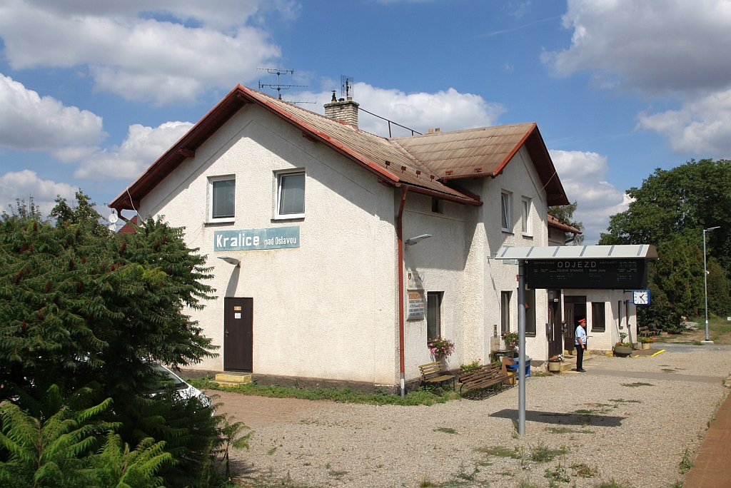 Aufnahmsgebäude des Bahnhof Kralice nad Oslavou am 15.August 2018.