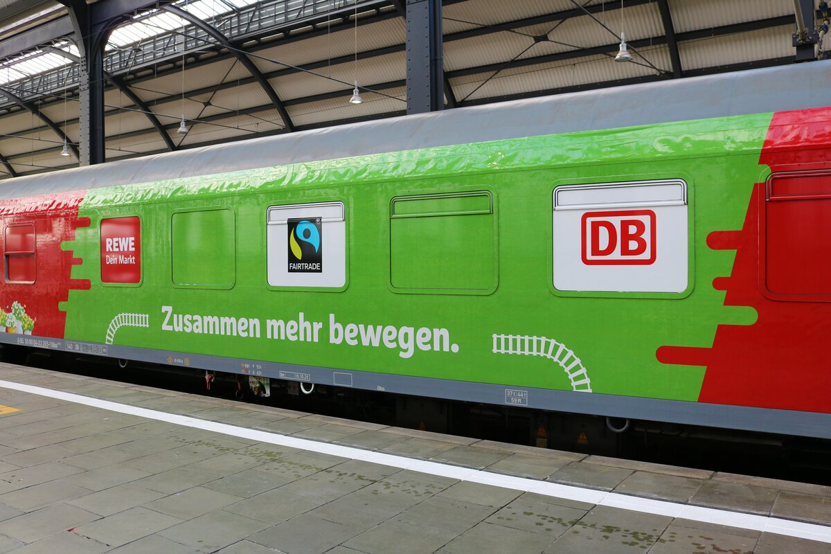 Aufschriften am REWE Supermarktzug in Wiesbaden Hbf am 11.12.21