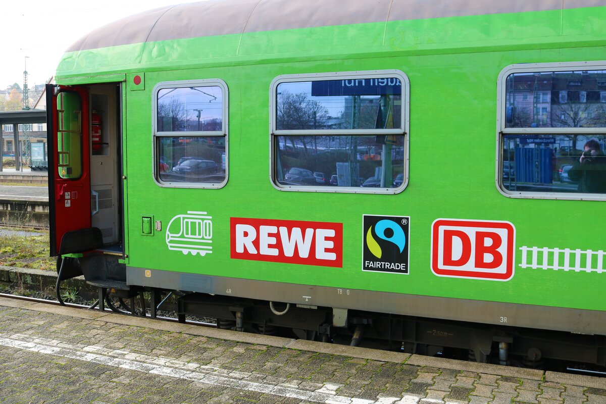 Aufschriften am REWE Supermarktzug in Wiesbaden Hbf am 11.12.21