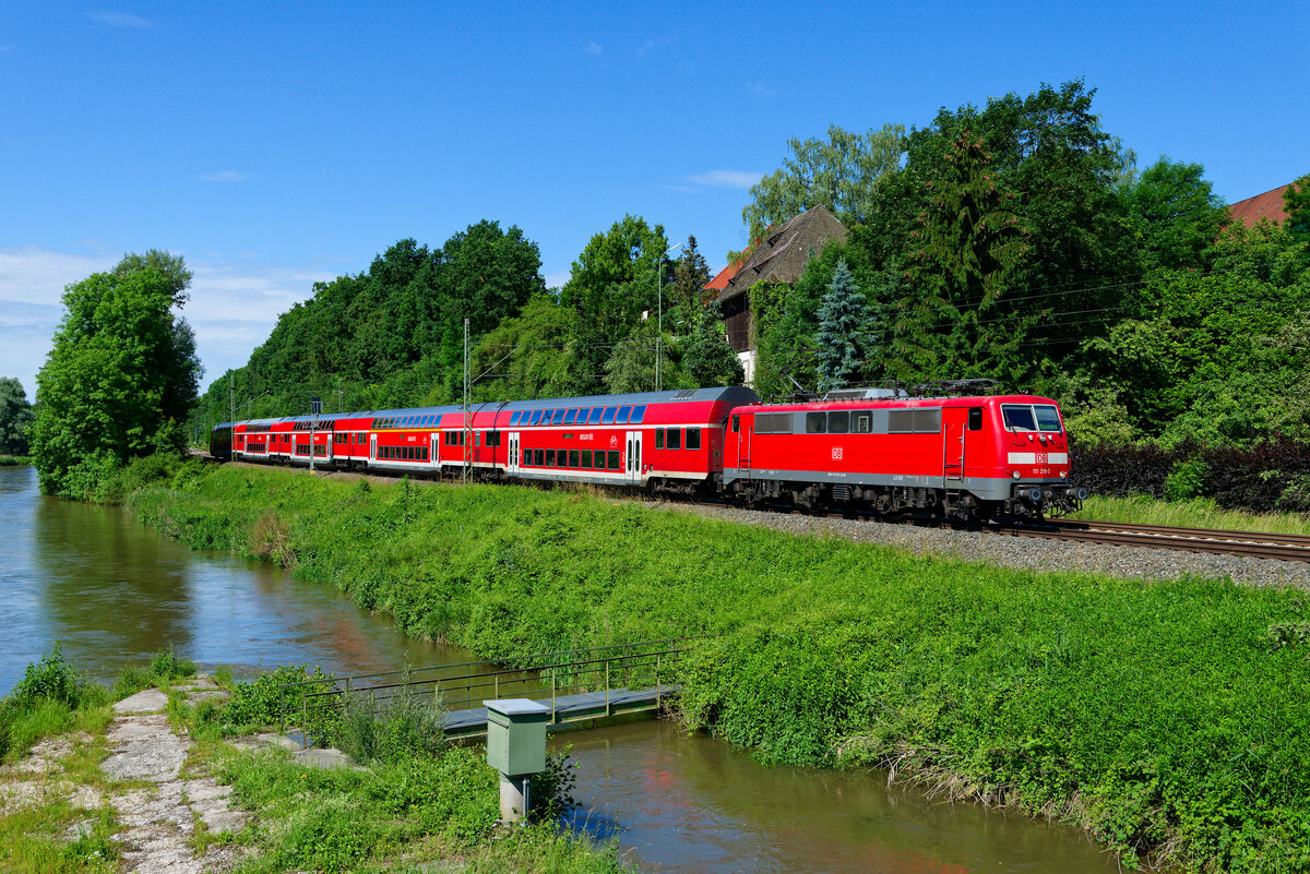 Aus dem Archiv: So gepflegte Doppelstock-Garnituren haben heutzutage Seltenheitswert. Am 18. Juni 2016 begegnete mir 111 219 mit einem RegionalExpress bei Volkmannsdorf auf der Fahrt nach Landhut und von dort weiter nach Nürnberg. Bereits drei Jahre späte wurde sie bei der Firma Bender in Opladen verschrottet.  