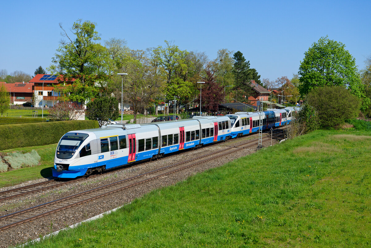 Aus dem Archiv: Von 2013 bis 2020 standen auch einige Talent-Triebwagen bei der Bayerischen Oberlandbahn im Einsatz. Dies zur Verstärkung der recht schadanfälligen Integral-Triebwagen zu Hauptverkehrszeiten. Am 07. Mai 2016 konnte ich eine Dreifach-Garnitur, angeführt von 643 113, bei Otterfing auf der Fahrt zum Schliersee dokumentieren.