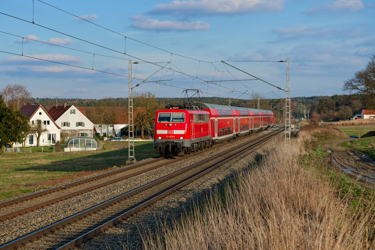 Aus dem Archiv: Vor einigen Jahren noch uninteressant, da Alltag. Heutzutage freut man sich über Bilder wie dieses, das die in perfektem Lackzustand befindliche 111 055 mit einer RegionalBahn nach Ingolstadt bei Dörfl zeigt.