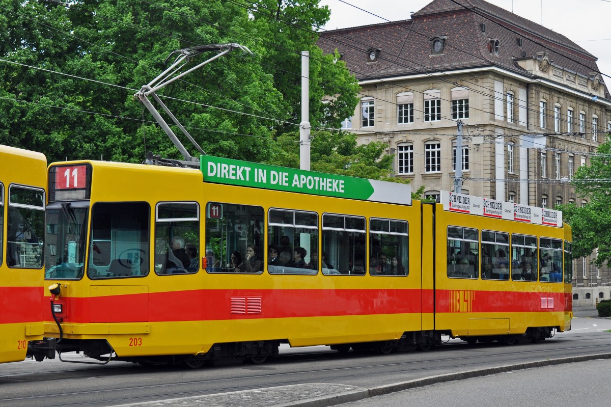 Aus dem Be 4/8 203 ist wieder ein Be 4/6 geworden. Dem wagen wurde vor kurzem der Senftenteil (Niederfluhr) entfernt. Hier fährt der Be 4/6 203 auf der Linie 11 zur Haltestelle Bahnhof SBB. Die Aufnahme stammt vom 07.05.2015.