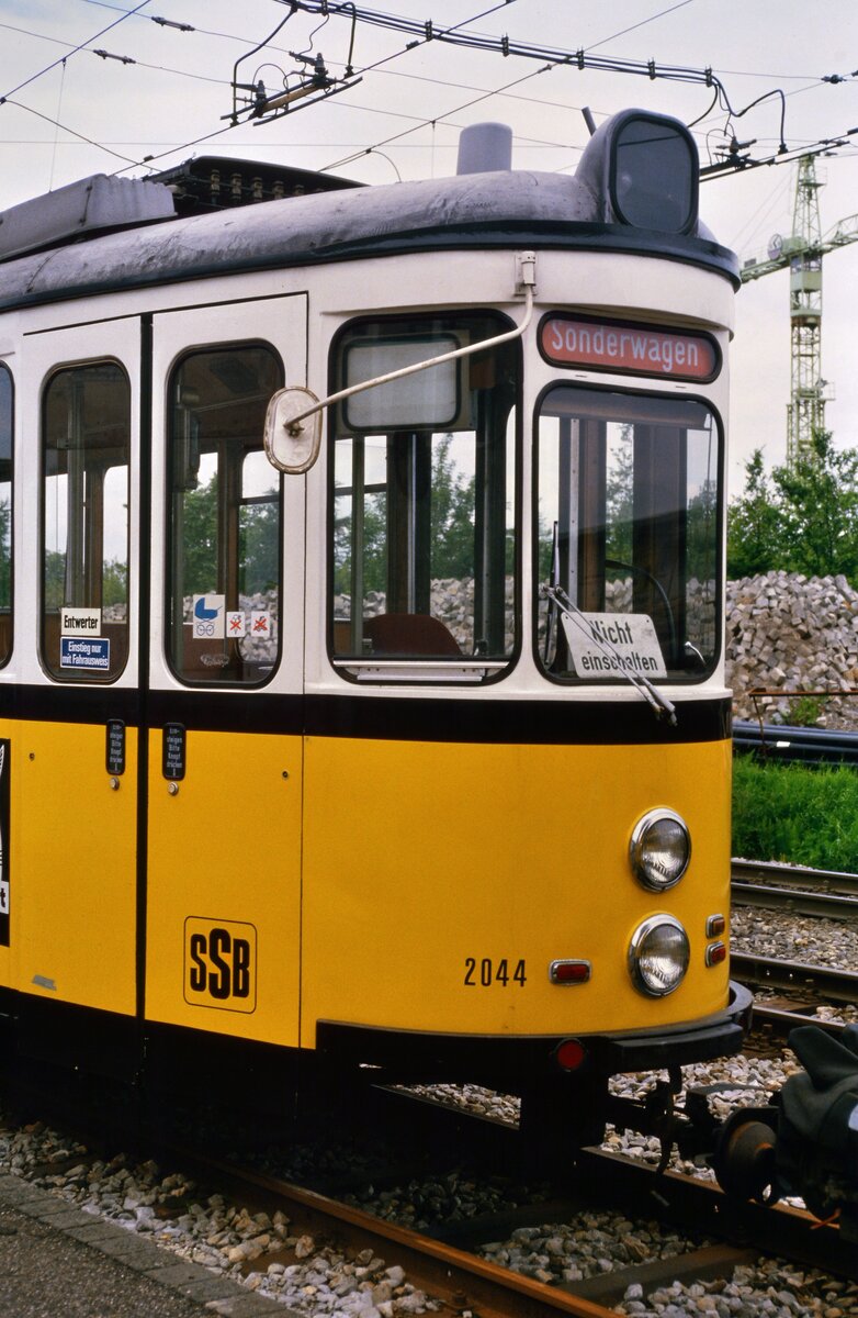 Aus einigen Wagen der Serie DoT4 (MF Esslingen) der Stuttgarter Straßenbahnen wurden ATWs, so auch hier der ATW 2044 vor dem Bw Degerloch, welcher zuvor eine Nummer der 900er Serie besaß (1986)