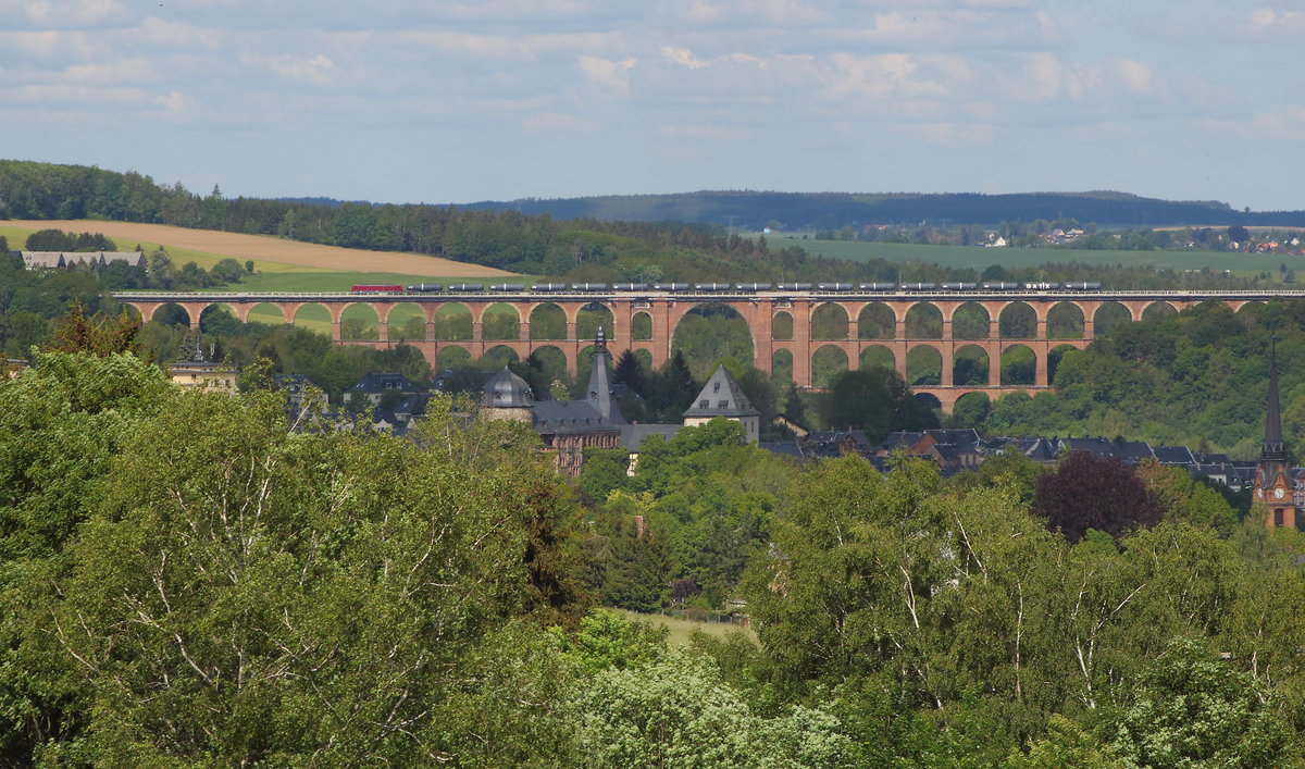 Aus weiterer Entfernung wurde am 30.05.2020 auf der Göltzschtalbrücke ein Kesselzug aufgenommen. Im Vordergrund sind auch noch die Burg Mylau und die Stadtkirche des Ortes zu erkennen. Der Kesselzug war von Hamburg auf dem Weg nach Hof mit Press 189 800.