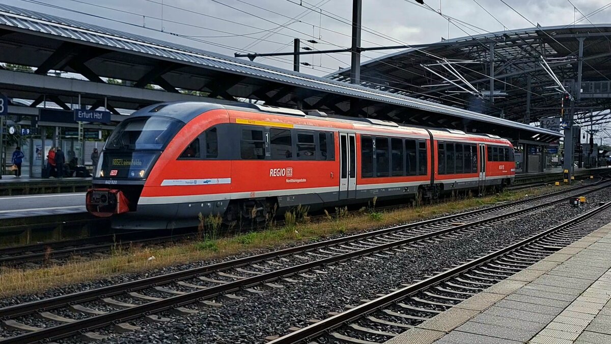 Ausfahrt von 642 520-0/020-1 (NVR-Nummer: 95 80 0642 520-0/020-1 D-DB) RB52 Leinefelde aus dem Erfurter Hauptbahnhof 02.10.2024