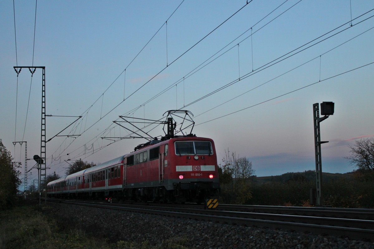 Ausfahrt am 09.11.2013 von 111 050-1 mit einer RB aus Neuenburg (Baden) nach Freiburg (Brsg) Hbf in Müllheim (Baden).