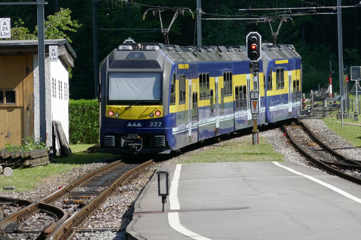 Ausfahrt des ABDeh 8/8 322 und 325 am 25.5.17 nach Lauterbrunnen, vom Bahnhof Zweilütschinen.