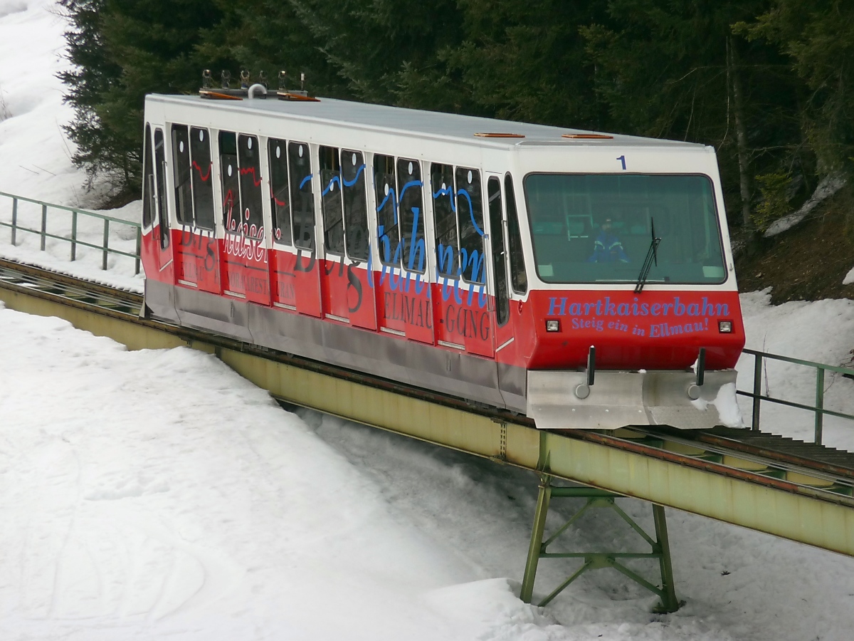 Ausfahrt von Wagen 1 der Hartkaiser-Standseilbahn in der Talstation Ellmau, 28.2.12