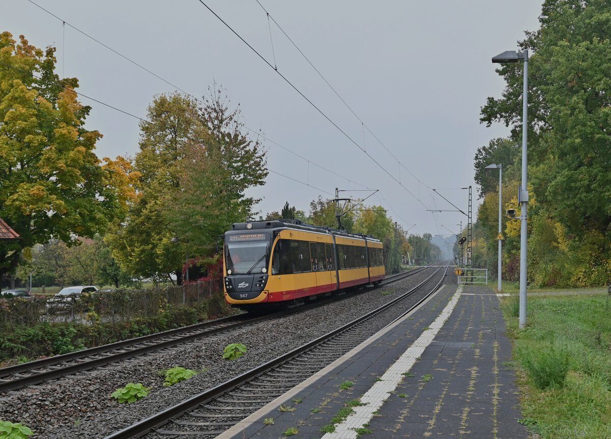 AVG Triebzug 947 ist hier bei der Einfahrt in Offenau am Dienstag den 19.10.2021 als S41 nach Heilbronn Bahnhofsvorplatz alias Willi-Brandt-Platz/alias Herbert-Frahm-Platz zusehen. 