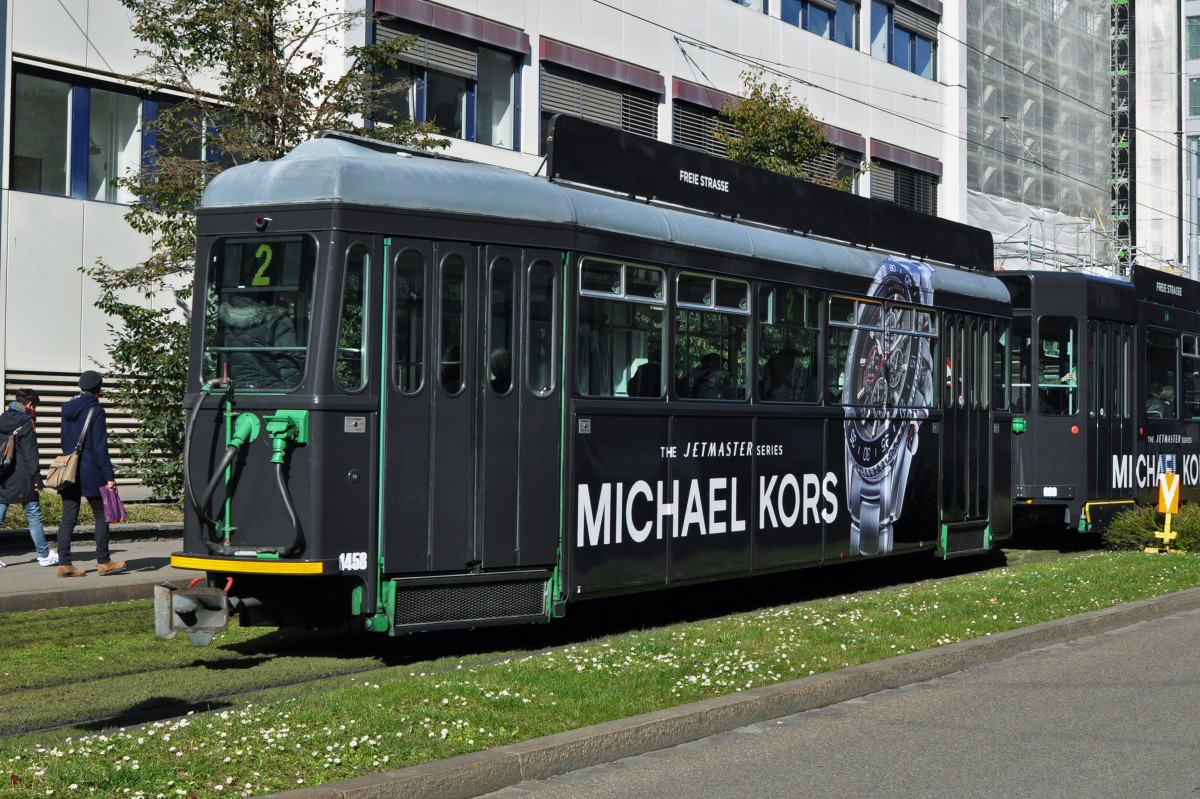 B 1458 macht Werbung für Michael Kors anlässlich der Messe Basel World 15. Hier fährt der Anhänger zusammen mit dem Be 4/6 S 669, der ebenfalls eine Werbung für Michael Kors trägt, zur Haltestelle am Badischen Bahnhof. Die Aufnahme stammt vom 06.03.2015.