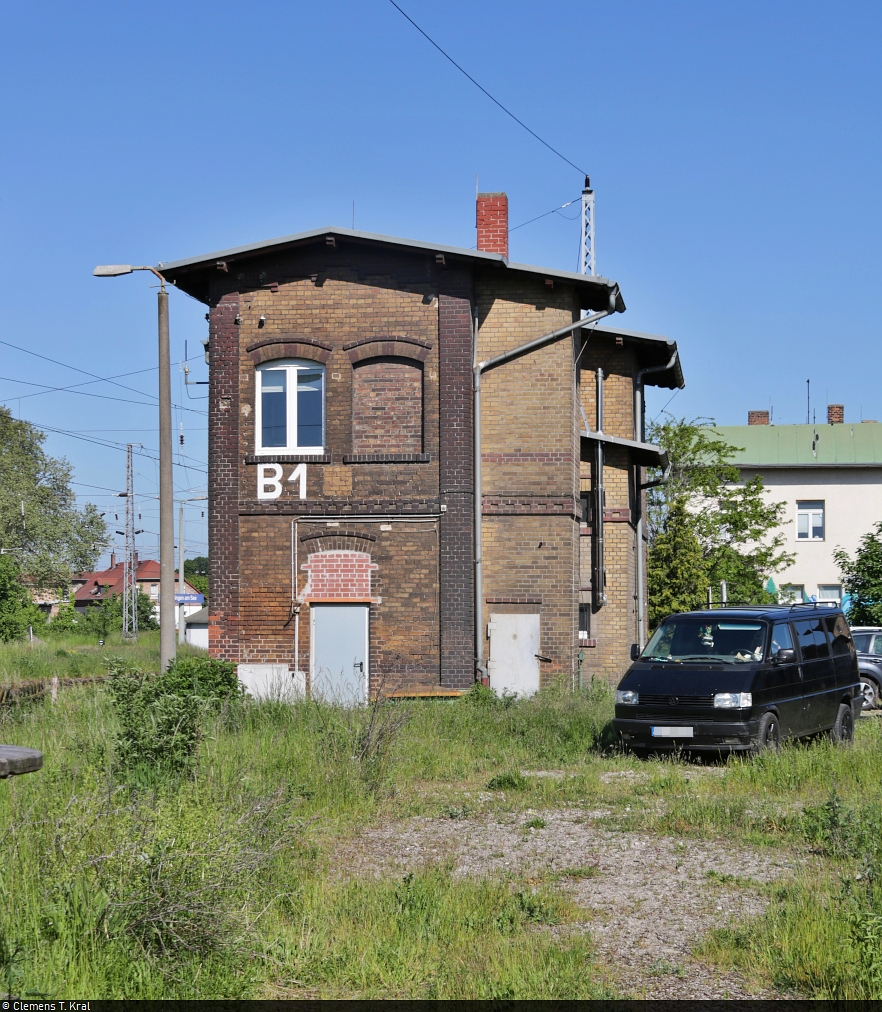 Bahn-Infrastruktur in Röblingen am See

Auf dem elektromechanischen Stellwerk  B1  der Bauart 1912 von Siemens&Halske residiert noch immer der Fahrdienstleiter. Dahinter schließt sich direkt der Hausbahnsteig an.

🚩 Bahnstrecke Halle–Hann. Münden (KBS 590)
🕓 31.5.2021 | 9:30 Uhr