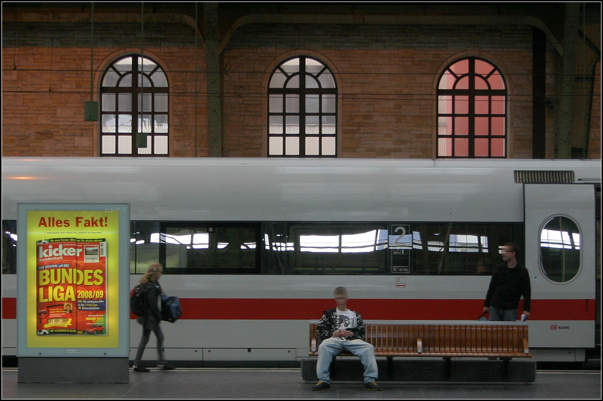 Bahnfotografie abseits der meist üblichen Zug- bzw. Lokdokumentationen -

Szenerie am Berliner Ostbahnhof. 

16.08.2008 (M)