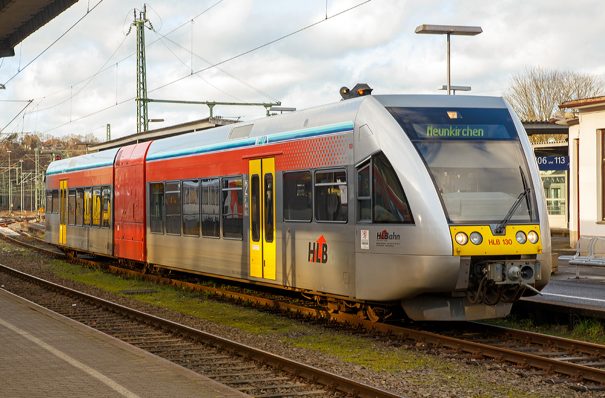 
Bahnhof Betzdorf/Sieg am 10.01.2016, auf Gleis 102 steht der HLB 130 bzw. VT 526 130 (95 80 0946 430-5 D-HEB / 95 80 0646 430-8 D-HEB / 95 80 0946 930-4 D-HEB) ein GTW 2/6 der HLB (Hessische Landesbahn GmbH), als RB 96 „Hellertalbahn“ nach Neunkirchen  bereit.