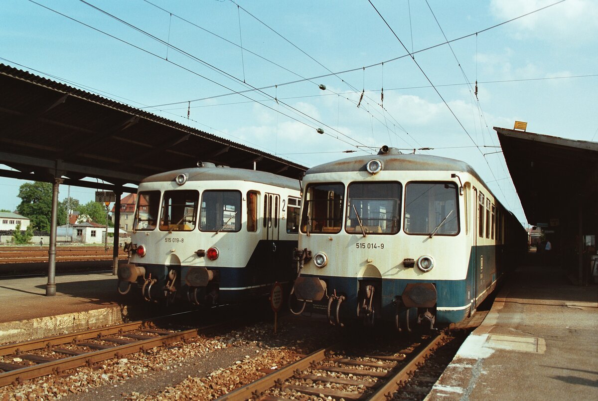 Bahnhof Nördlingen (DB): Im Sommer 1984 begegneten sich dort die beiden DB-Akkumulatorenzüge 515 019-8 und 515 014-9.    