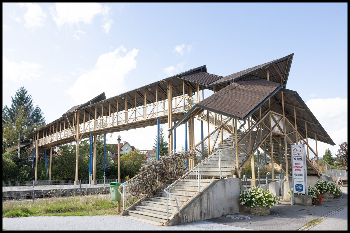 Bahnhof Voitsberg 25. September 2024 .  In einigen tagen wird die markante Fußgänger Brücke über den Bahnhof abgetragen . 