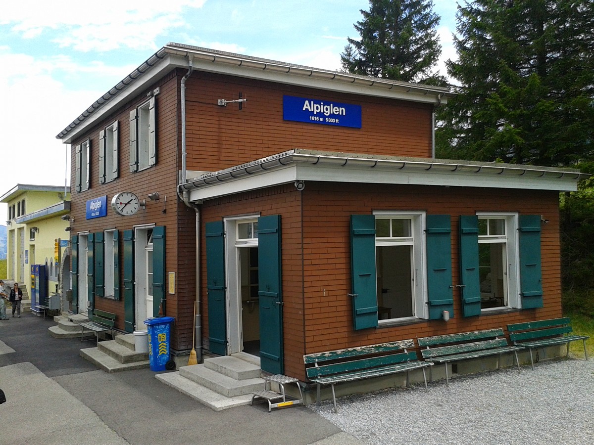 Bahnhofsgebäude von Alpiglen am 23.7.2015.