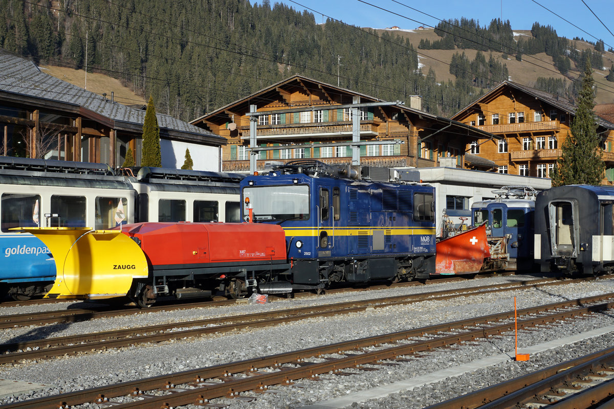 Bahnhofsimpressionen Zweisimmen vom 8. Januar 2020.
Bern-Lötschberg-Simplon-Bahn/BLS.
Montreux-Berner Oberland-Bahn/MOB.
MOB Schneepflüge für den Winterdienst bereit.
Foto: Walter Ruetsch
