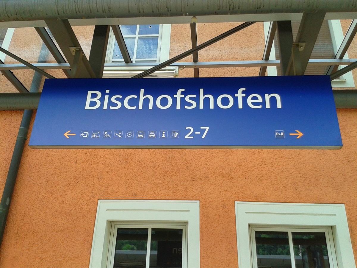 Bahnhofsschild von Bischofshofen am 28.6.2015