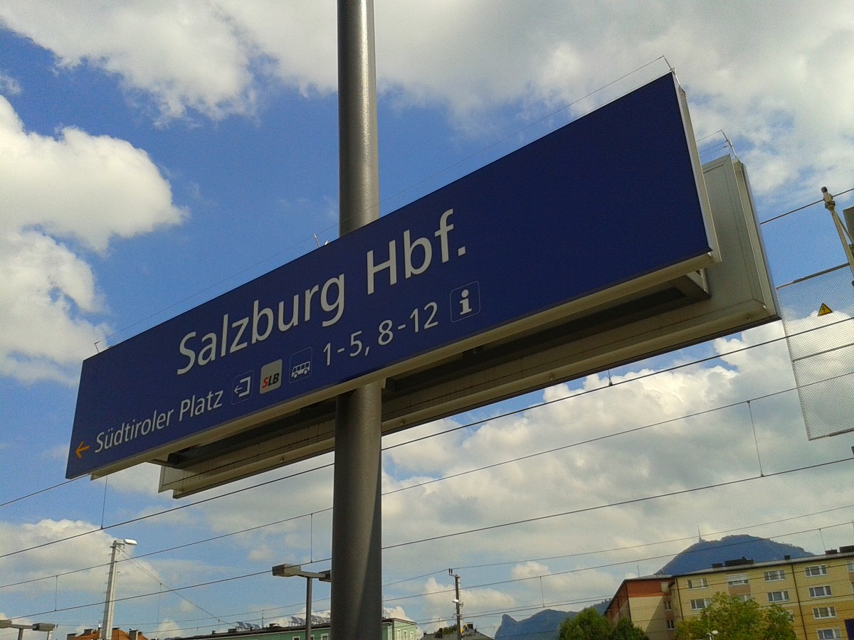 Bahnhofsschild von Salzburg am 18.8.2015